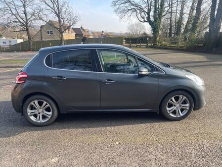 PEUGEOT 208 1.6 e-HDi Allure